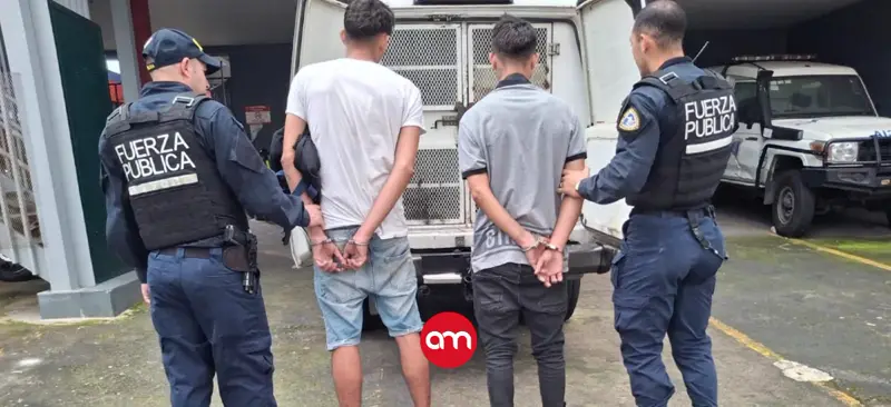 Tico y venezolano arrestados en pleno centro de San José por asaltos en bicimoto