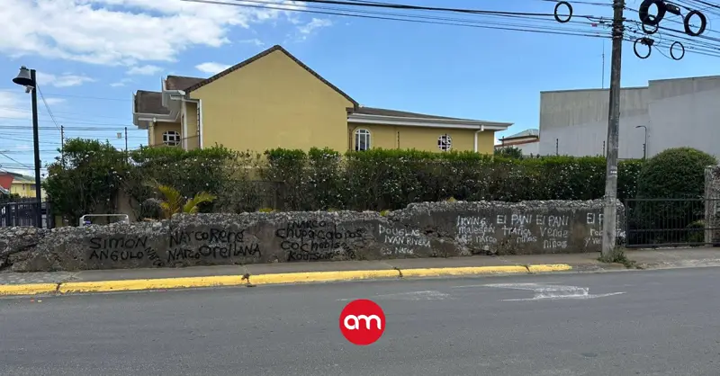 Policía sorprende a Camilo Rodríguez rayando histórico muro de más de 150 años en Cartago