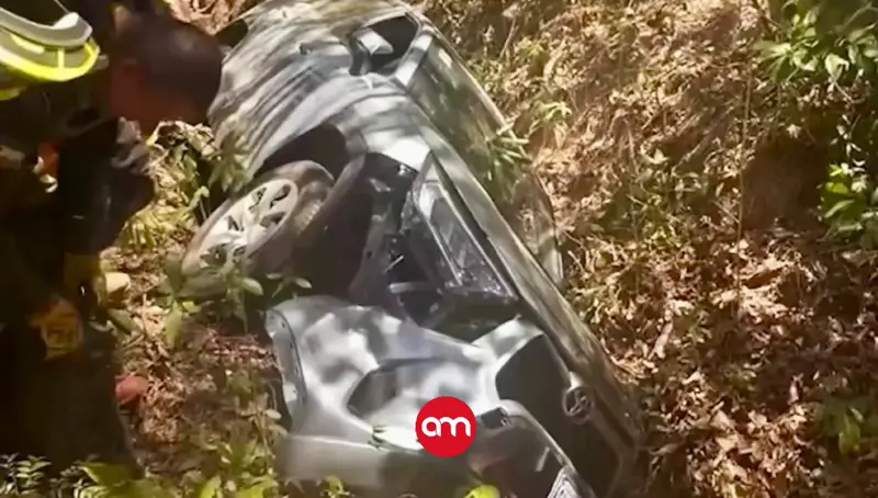 (Video) ¡Cómo diablos llegó ahí! Misterio rodea aparición de un carro es una zona casi imposible