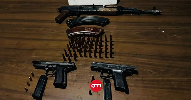 Fuerza Pública decomisa fusil AK-47 y pistolas que gatilleros abandonaron tras balacera en Alajuelita