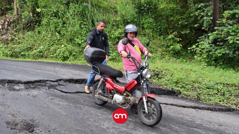 ¡Carretera se hunde en Turrialba! Paso queda al borde del colapso y el pronóstico del tiempo no ayuda