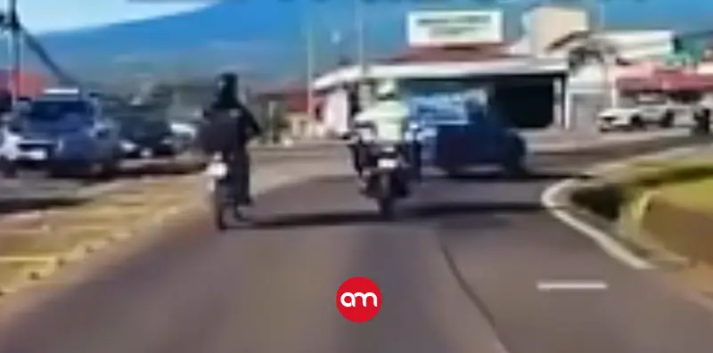 Imprudente conductor hizo peligrosa maniobra en carretera sin enterarse que tenía de frente a un oficial de Tránsito