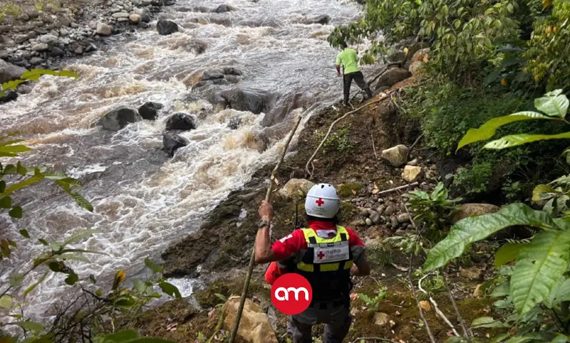 Rescatan con vida a extranjera que fue arrastrada por río cuando se bañaba en una catarata