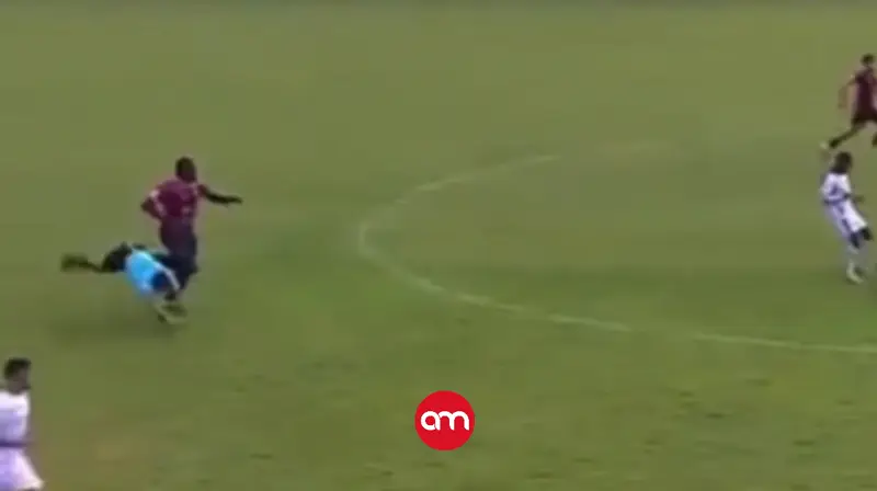 (Video) Árbitro denuncia agresión en plena cancha y apunta directo a jugador: “Fue deliberado”