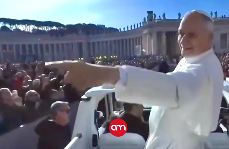 (Video) Ante miles de fieles en el Vaticano, el Papa detecta un cartel inesperado y lo que hace después sorprende a todos