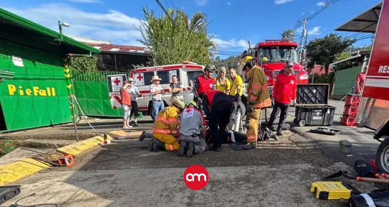 Rescatan en condición crítica a hombre que cayó a alcantarilla