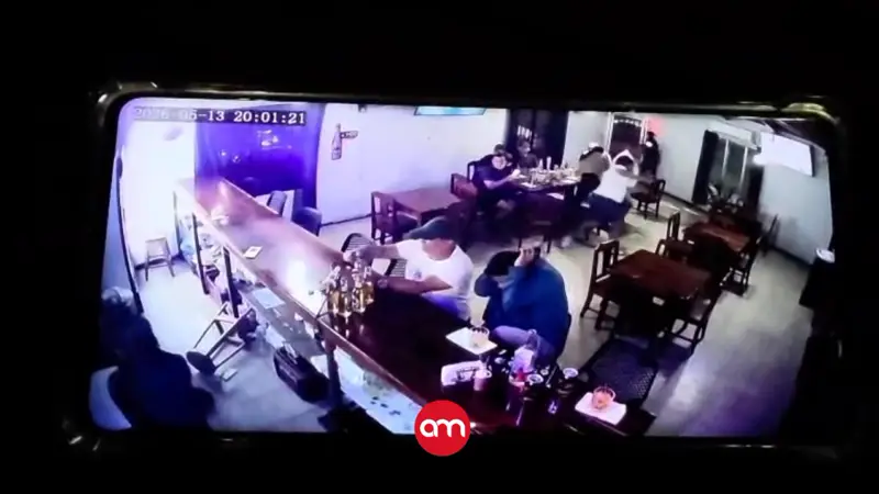 Entró, lo ubicó y lo mató: brutal video revela ejecución dentro de bar en Paso Canoas
