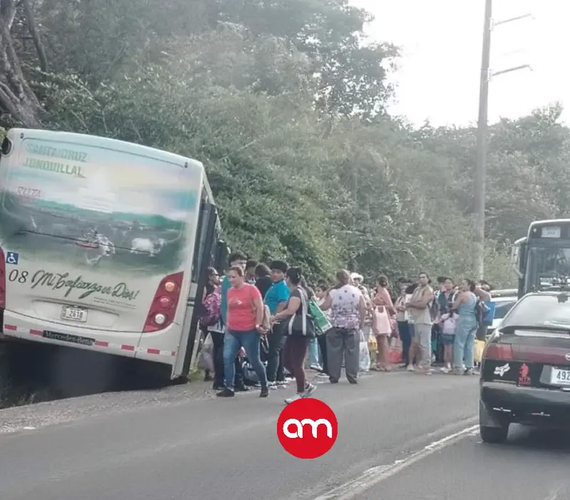 Chofer de bus muere en pleno viaje de un infarto en Turrialba