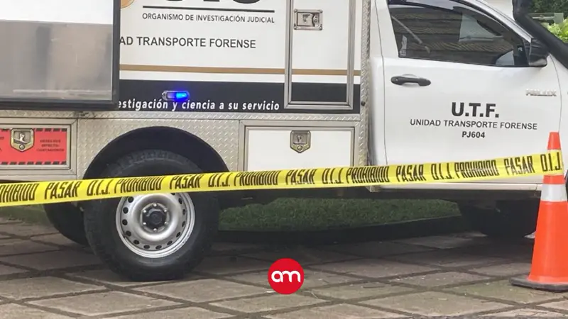 Carro se estrella contra poste y cobra la vida de un hombre