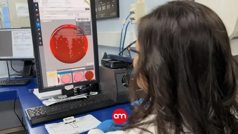 Hospital San Juan de Dios incorpora robot que automatiza análisis clínicos y mejora tiempos de diagnóstico