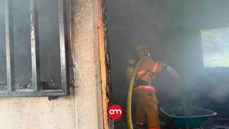 Hombre hallado muerto tras incendio: Casa estaba cerrada con un candado por fuera