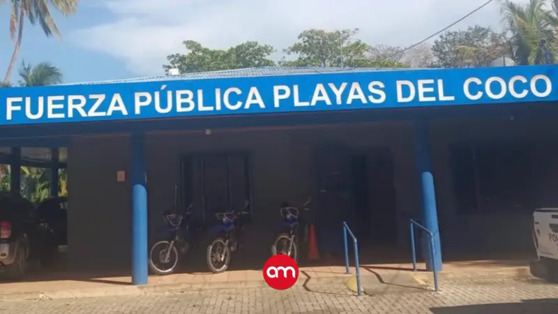 Mamá entrega a su hijo a la policía tras ataque a puñaladas contra un colegial
