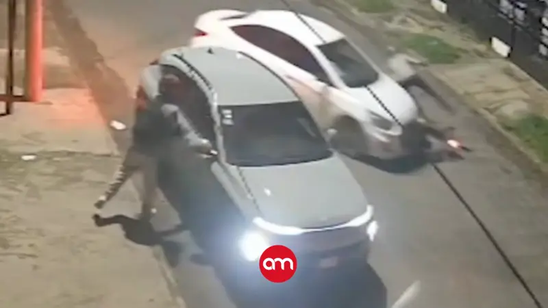 ¡Impactante video! Sicarios asesinan mujer a sangre fría y chofer atropella a uno