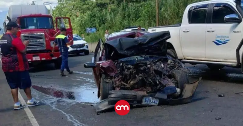 Choque frontal entre automóvil y pick up cobra la vida de un conductor