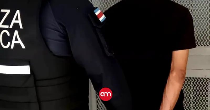 Hombre en bici moto intentó evadir control policial y termina detenido por orden judicial pendiente