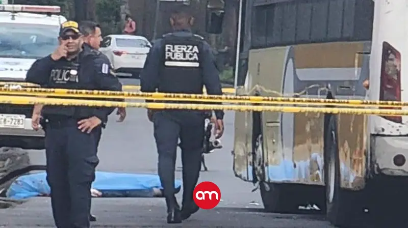 Motociclista fallece tras ser atropellado por autobús en San José centro