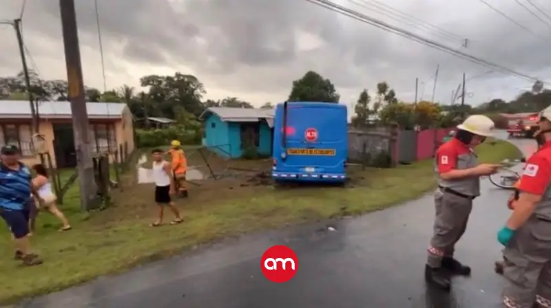 Choque entre carro y bus deja un herido grave: el resto de pacientes eran estudiantes y están fuera de peligro