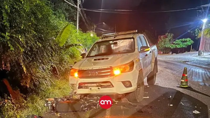 Choque entre moto y patrulla de policía cobra dos vidas