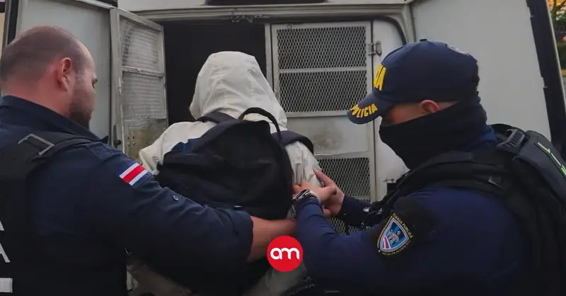 Motociclista es arrestado tras huir de retén y luego estrellarse contra una patrulla