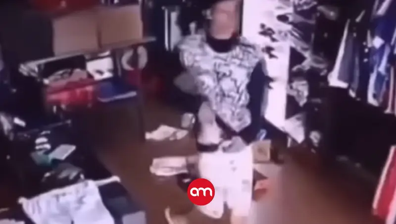 (Video) Ladrón roba tienda a mano armada y al huir se dispara en los testículos