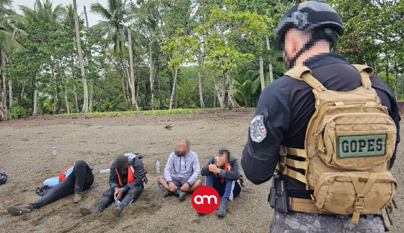 Dos ticos y dos colombianos detenidos en el mar con lancha cargada con más de mil kilos de droga