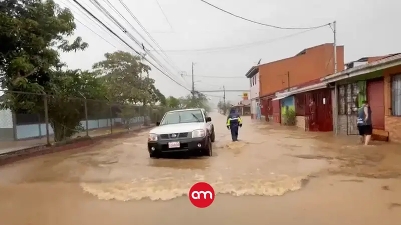 Turrialba bajo asedio: más 25 emergencias, carreteras cerradas y comunidades sin paso por las lluvias