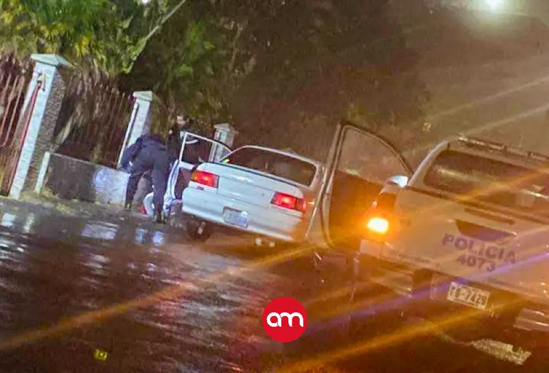 Indignante: muchacha recibe balazo cuando detuvo su moto para protegerse de la lluvia