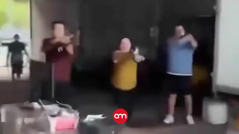 ¡Tensión al rojo vivo! Supuestos policías armados se enfrentan a pescadores