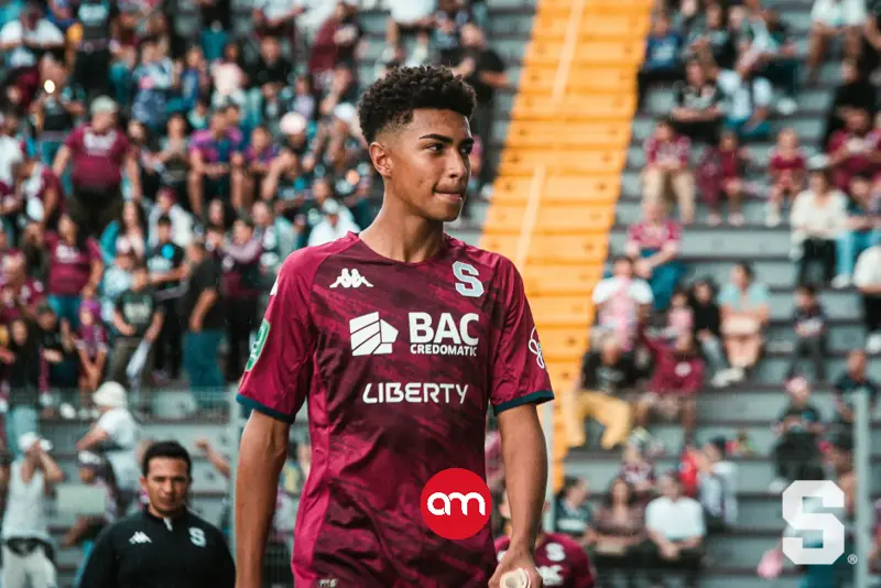 Valencia irrumpe por joya del Saprissa y sacude el mercado tico