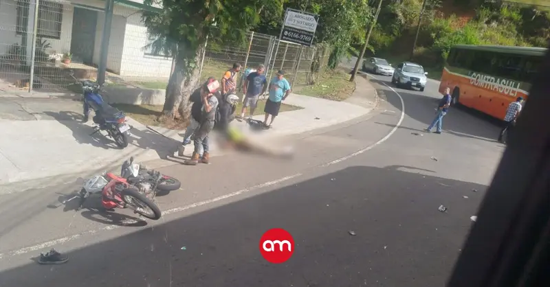 Violento choque entre moto y bus cobra una vida