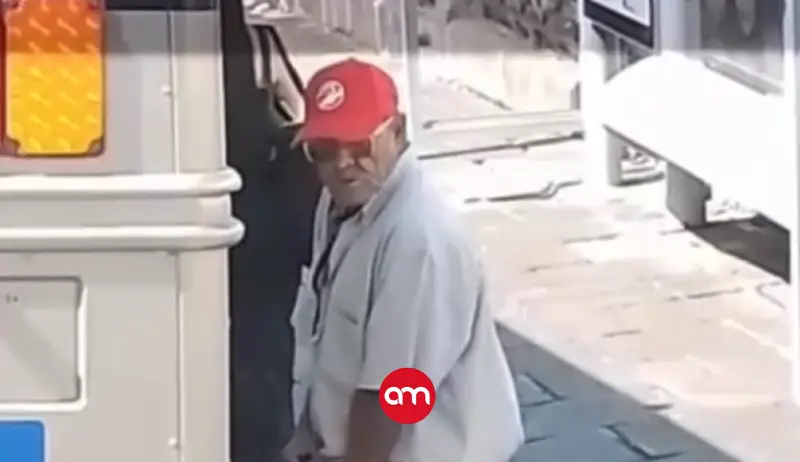 (Video) Exhiben a hombre que se masturbaba en una parada de buses al lado a un colegio en Cartago