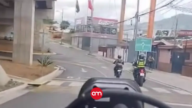 Lo detuvieron por usar el celular al volante… y terminó arrestado por tener orden de captura