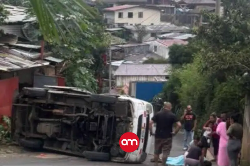 Buseta estudiantil se vuelca en La Unión de Cartago; cuatro personas requirieron atención