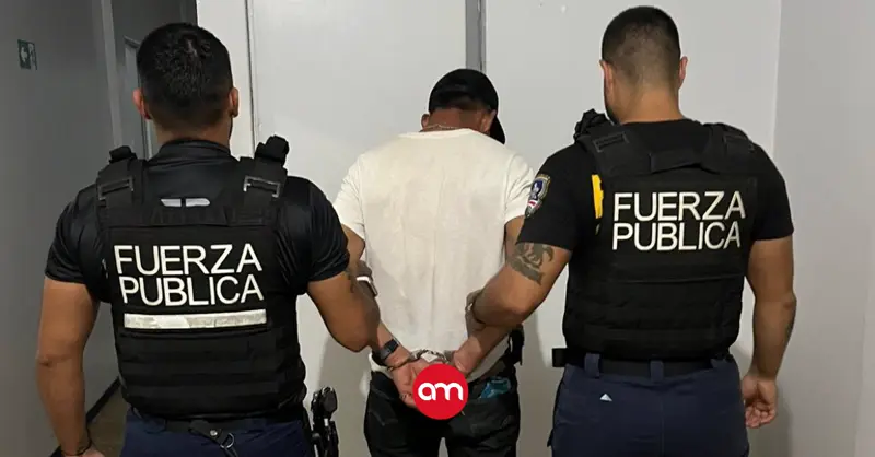 Policía evita que noches de tragos terminen en tragedia: Detienen hombres en bares por exhibir armas de fuego
