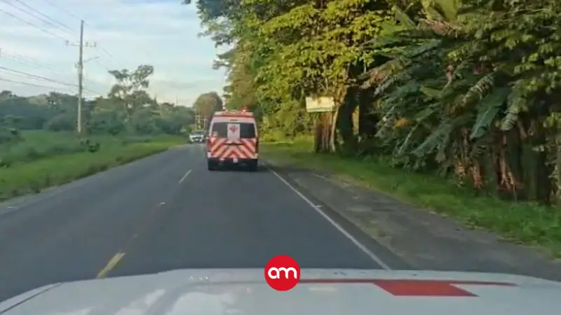Colisión entre microbús y vehículo deja al menos 15 personas heridas en Limón