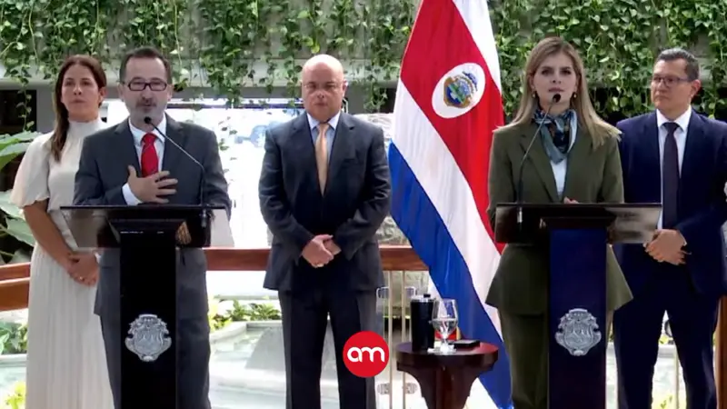 Expresidente del Saprissa aparece junto a Laura Fernández para apoyar nuevo proyecto del ICE