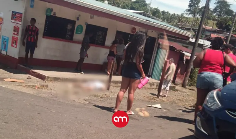 A plena luz del día, ejecutan joven a balazos en Limón