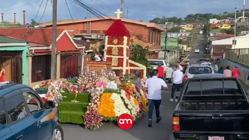 Cot sorprende con una carroza hecha por todo un pueblo para honrar a La Negrita