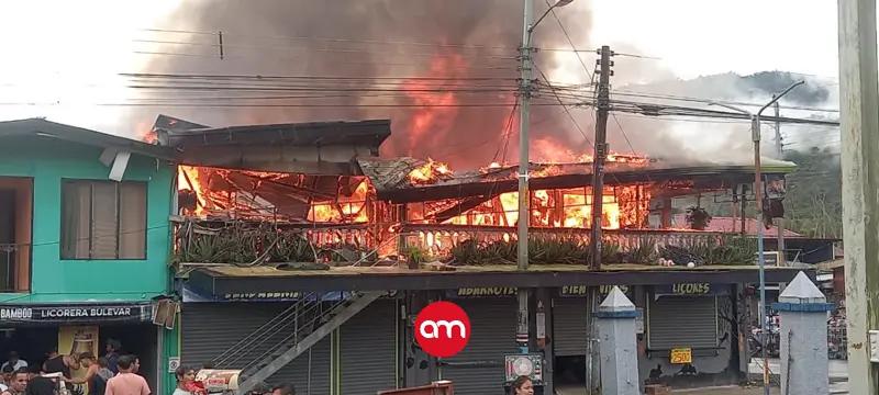 Así fue el incendio que destruyó casas y comercios en Pejibaye