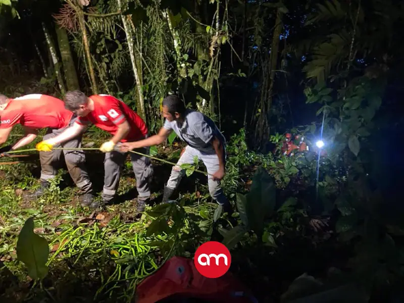 Aferrados a la vida: Niños y adultos que cayeron a río en Cartago se sostienen de piedras y troncos