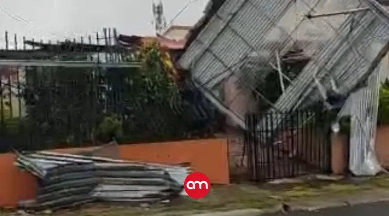 Terror en Heredia: Torbellino destecha casas y derriba tendido eléctrico