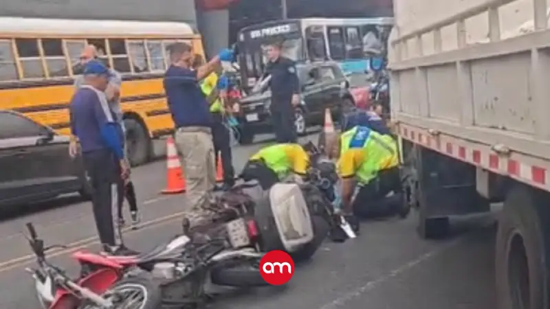 Choque entre camión de policía y moto deja un trágico saldo mortal