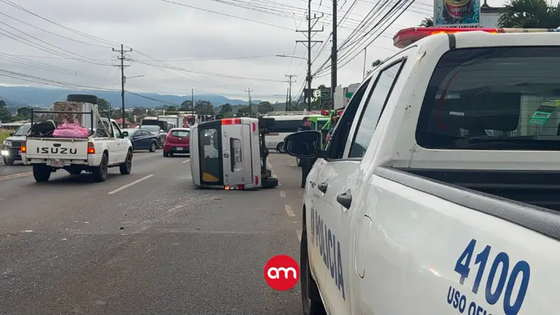 Dramático video revela como busta vuelca sobre un motociclista tras violento choque