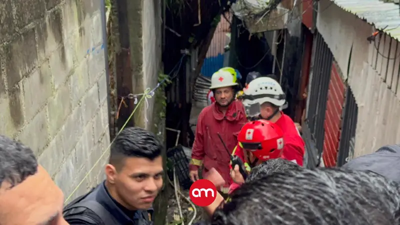 Trasladan un hombre al hospital tras deslizamiento en La Carpio: Cruz Roja intenta convencer a habitantes para evacuar