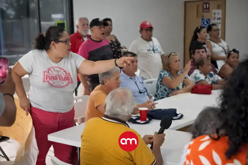Le gritan “corrupta” y la encaran por la pobreza: así fue el tenso recibimiento a Claudia Dobles en Esparza