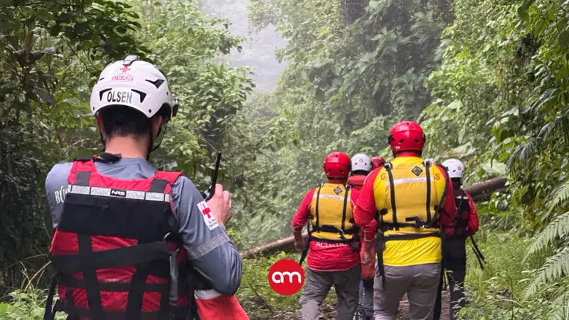 Guía muere tras ser arrastrado por cabeza de agua: grupo de turistas fue rescatado