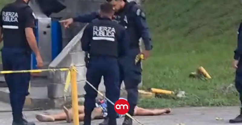 (Video) Un cuerpo rodeado de billetes: La escena de un homicidio que tiñó de sangre la tarde en Limón