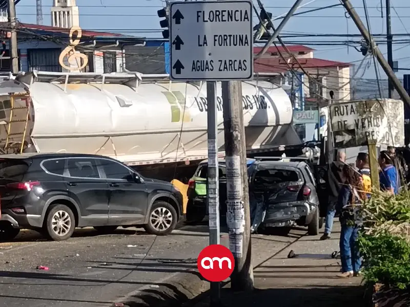 Tráiler pierde el control y arrasa con comercios, postes y vehículos