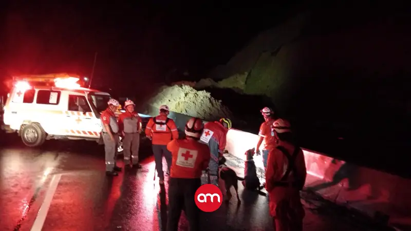 Caída de montaña en Ruta 32 podría haber atrapado vehículos: se activa operación de rescate