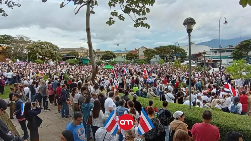 Cientos de personas marchan en San José para defender al Poder Judicial en medio de tensión con el Gobierno